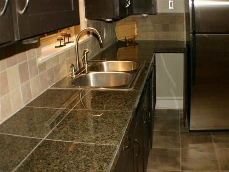 Кухонная столешница, покрытая керамической плиткой