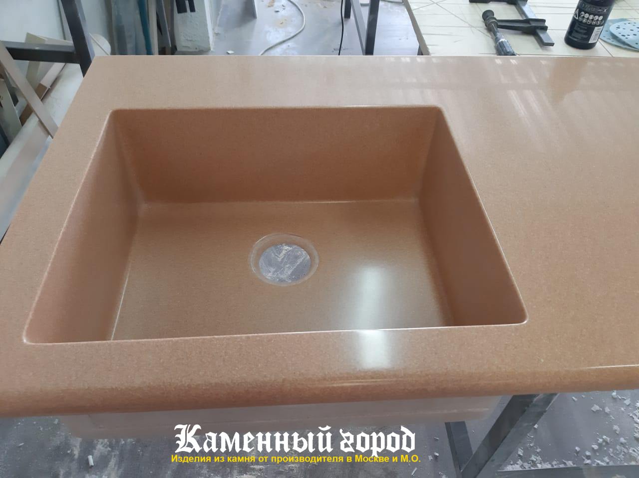 Столешница под заказа на кухне из искусственного камня LG HI-MACS - г.Москва