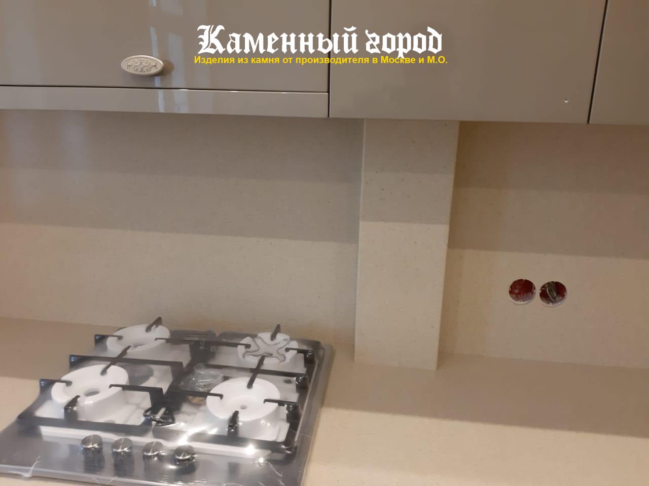 Столешница под заказ с мойкой и бортиком на кухне — LG HI-MACS - Новая Москва