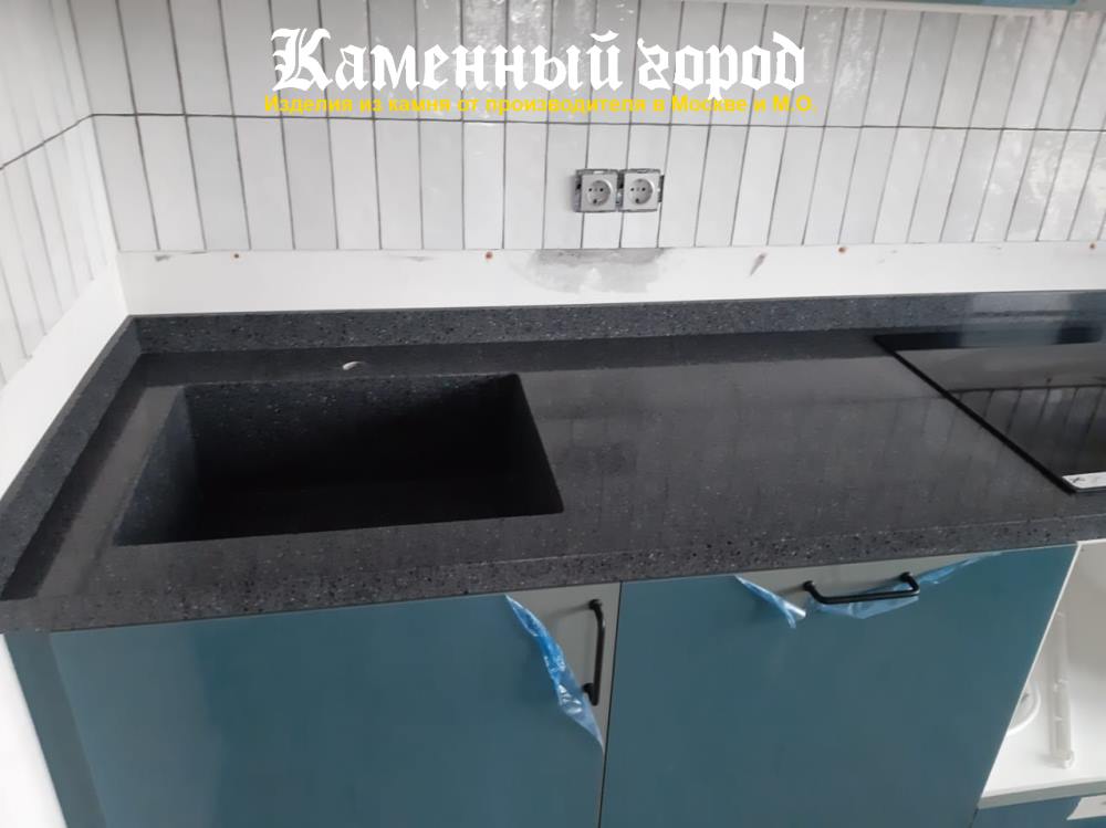 Столешница с мойкой и бортиком на кухне — камень LG HI-MACS - Москва