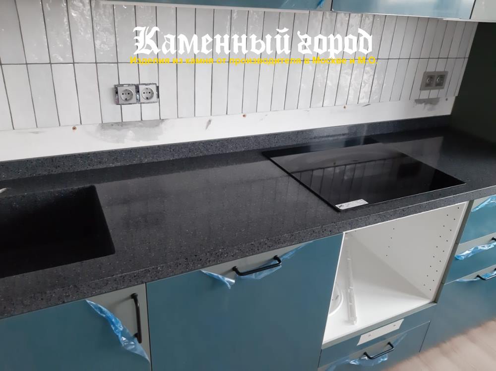 Столешница с мойкой и бортиком на кухне — камень LG HI-MACS - Москва