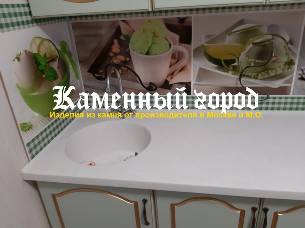 Белая Столешница с мойкой на кухне LG Hi Macs — пансионат «Юдино»